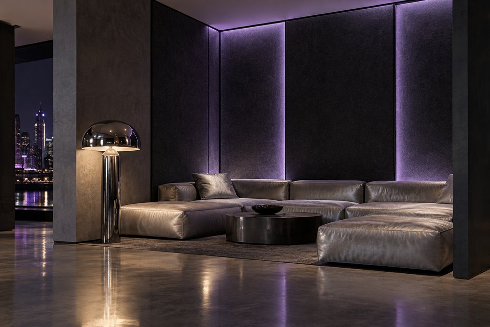 Spokojny aneks lounge z niskimi siedziskami i srebrzystymi detalami